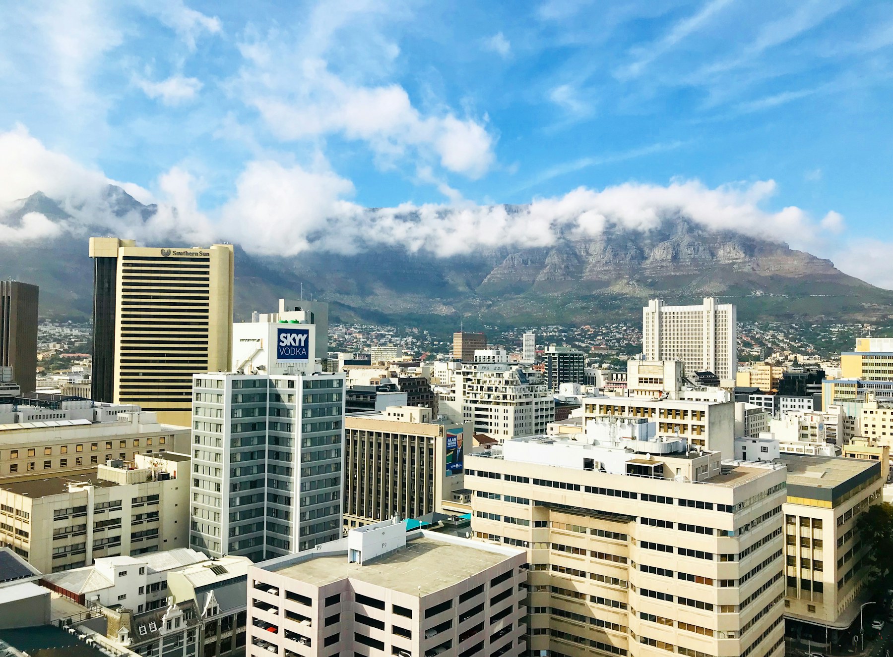 Cape Town city centre beneath Table Mountain